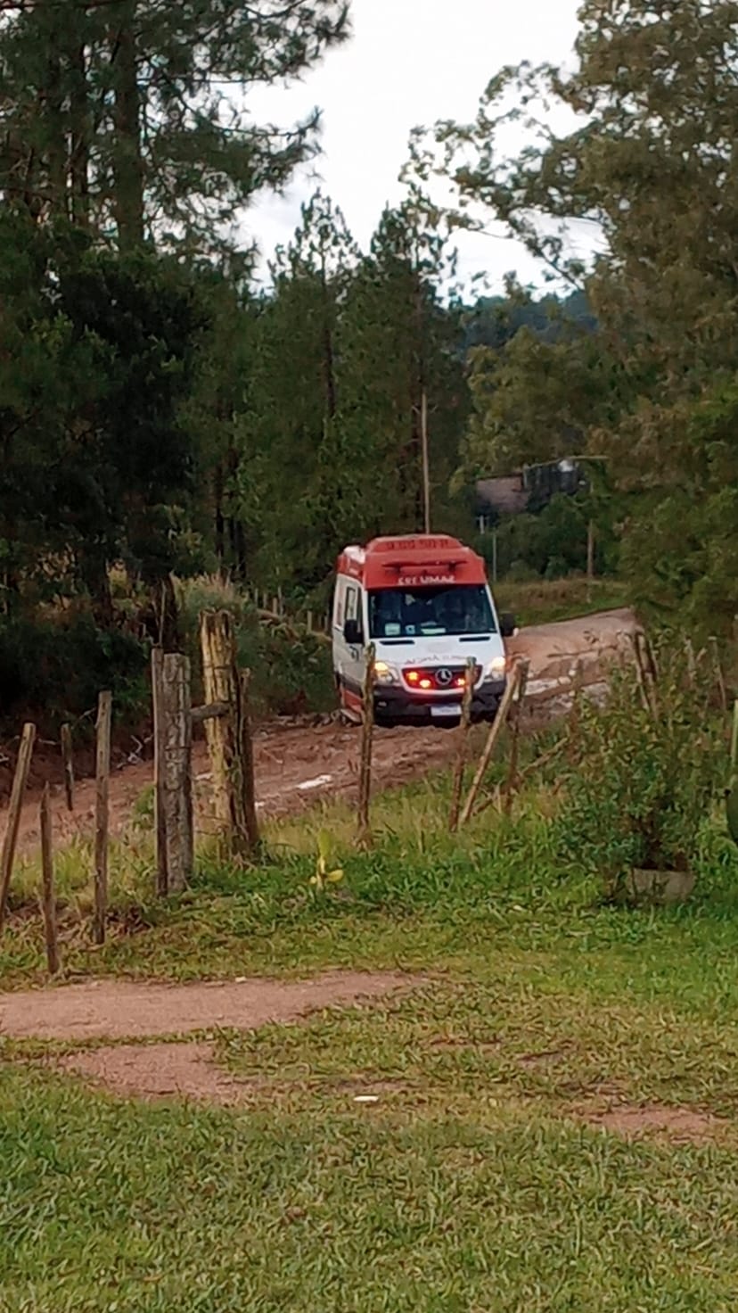 Chuvas intensas causam acúmulo de lama e dificultam circulação de veículos entre o posto Bettin e Coxilha dos Campos.