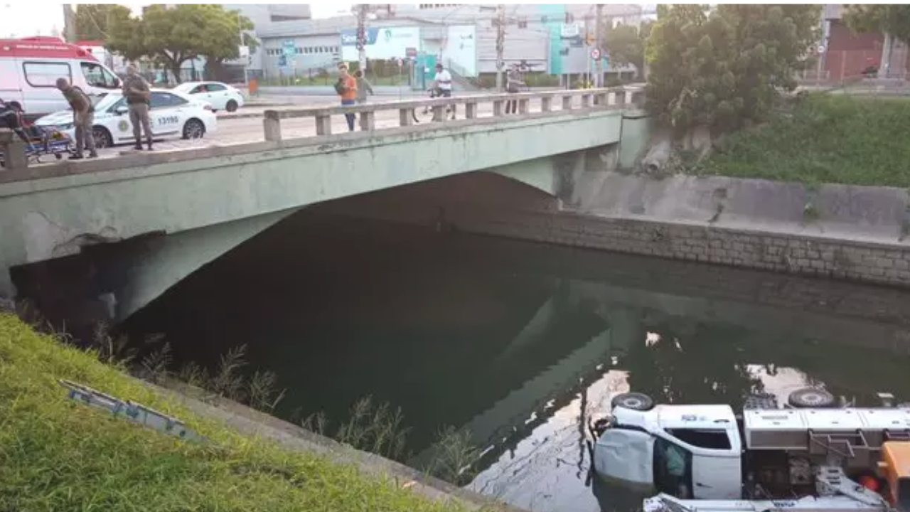 Caminhão da CEEE Equatorial cai no Arroio Dilúvio, em Porto Alegre