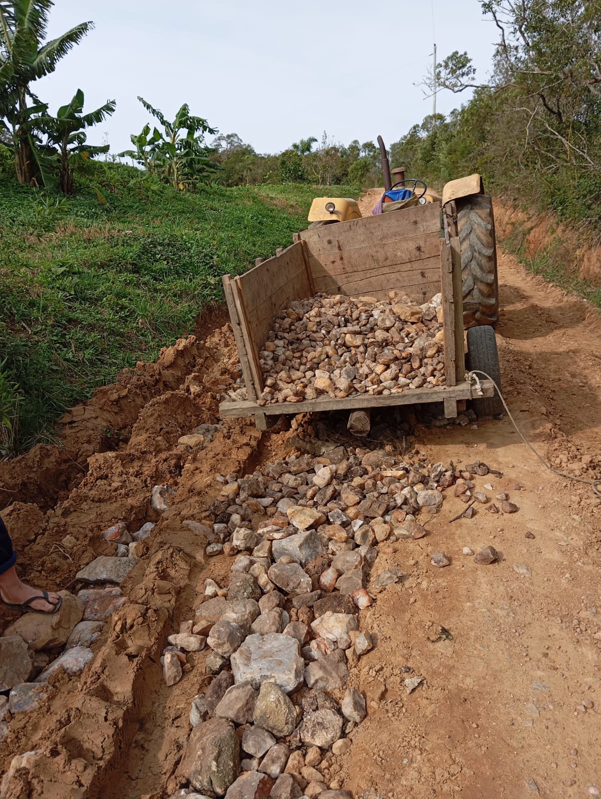 Moradores do 4º Distrito decidiram tomar a iniciativa de realizar os reparos por conta própria da Estrada da Coxilha das Flores